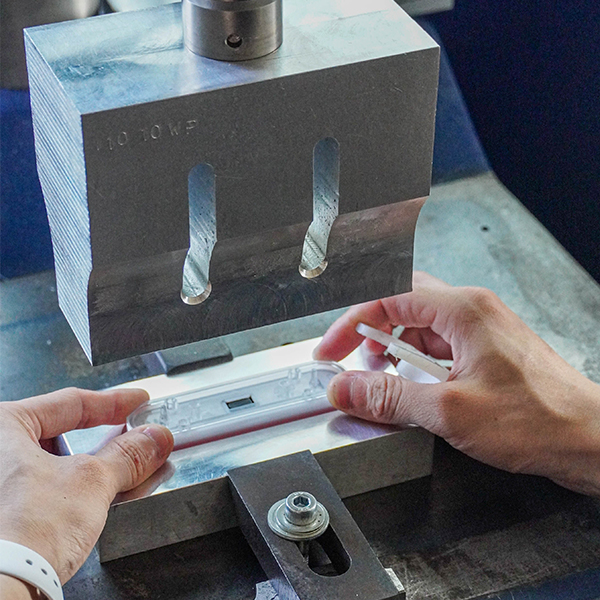 STOPボタンのプラスチック接着