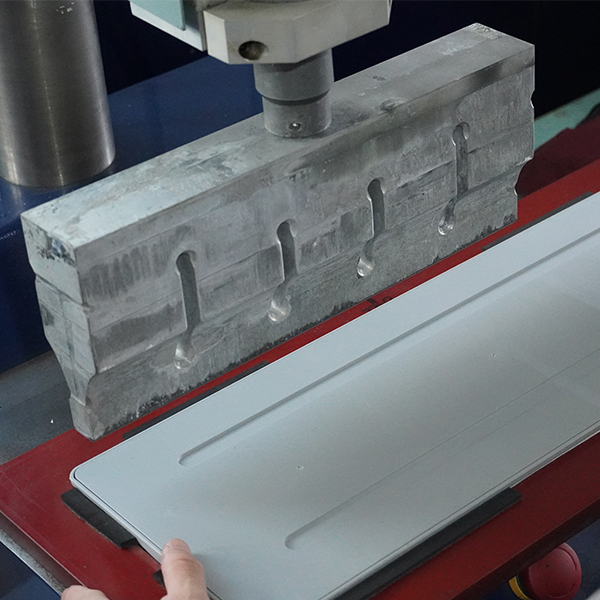 キーボードベースのプラスチックの溶接と接着